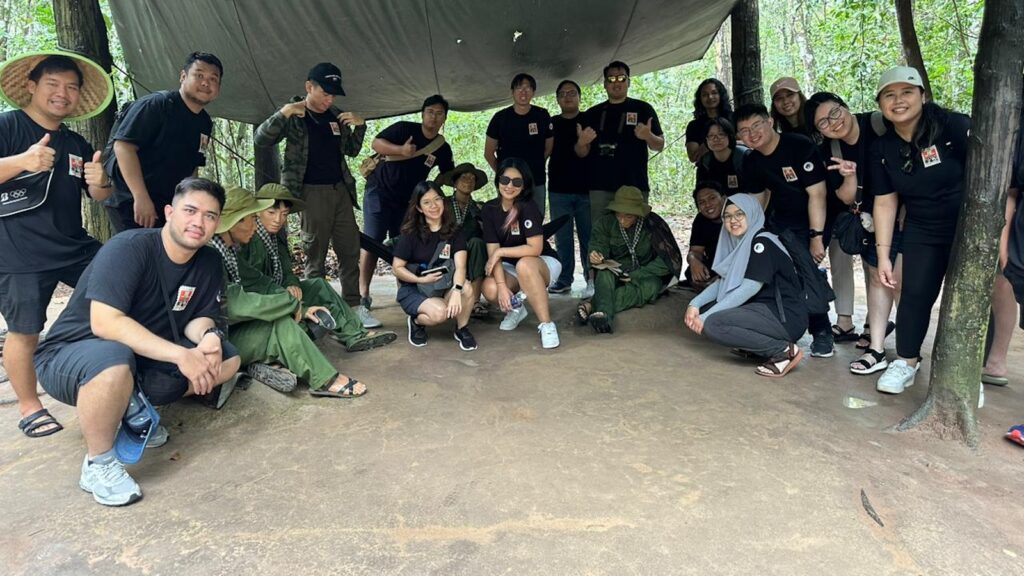 Group photo at the Chu Chi Tunnel site.