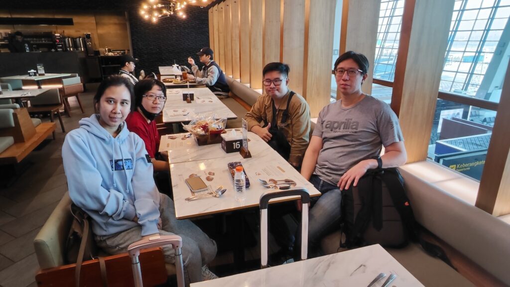 Picture of Bandung team having breakfast at a restaurant inside the airport.