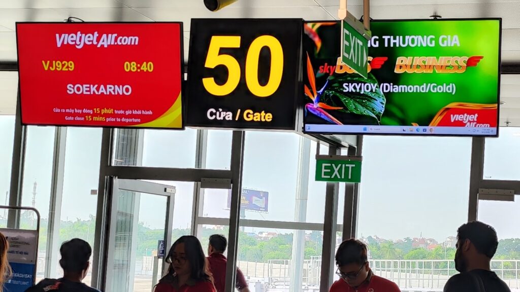 Two screens, one showing "Soekarno" as destination.